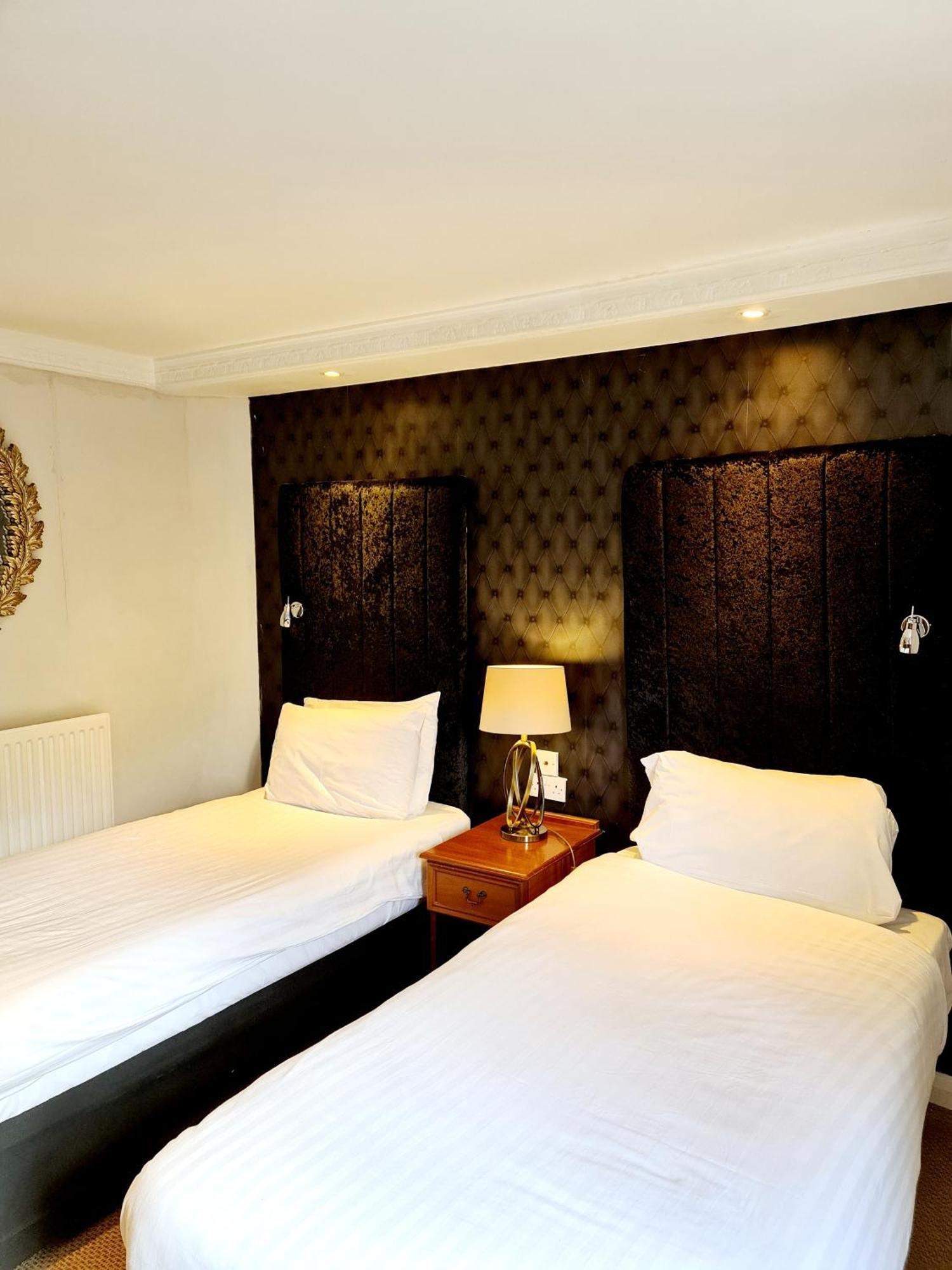 Barons Court Hotel Уолсолл Экстерьер фото