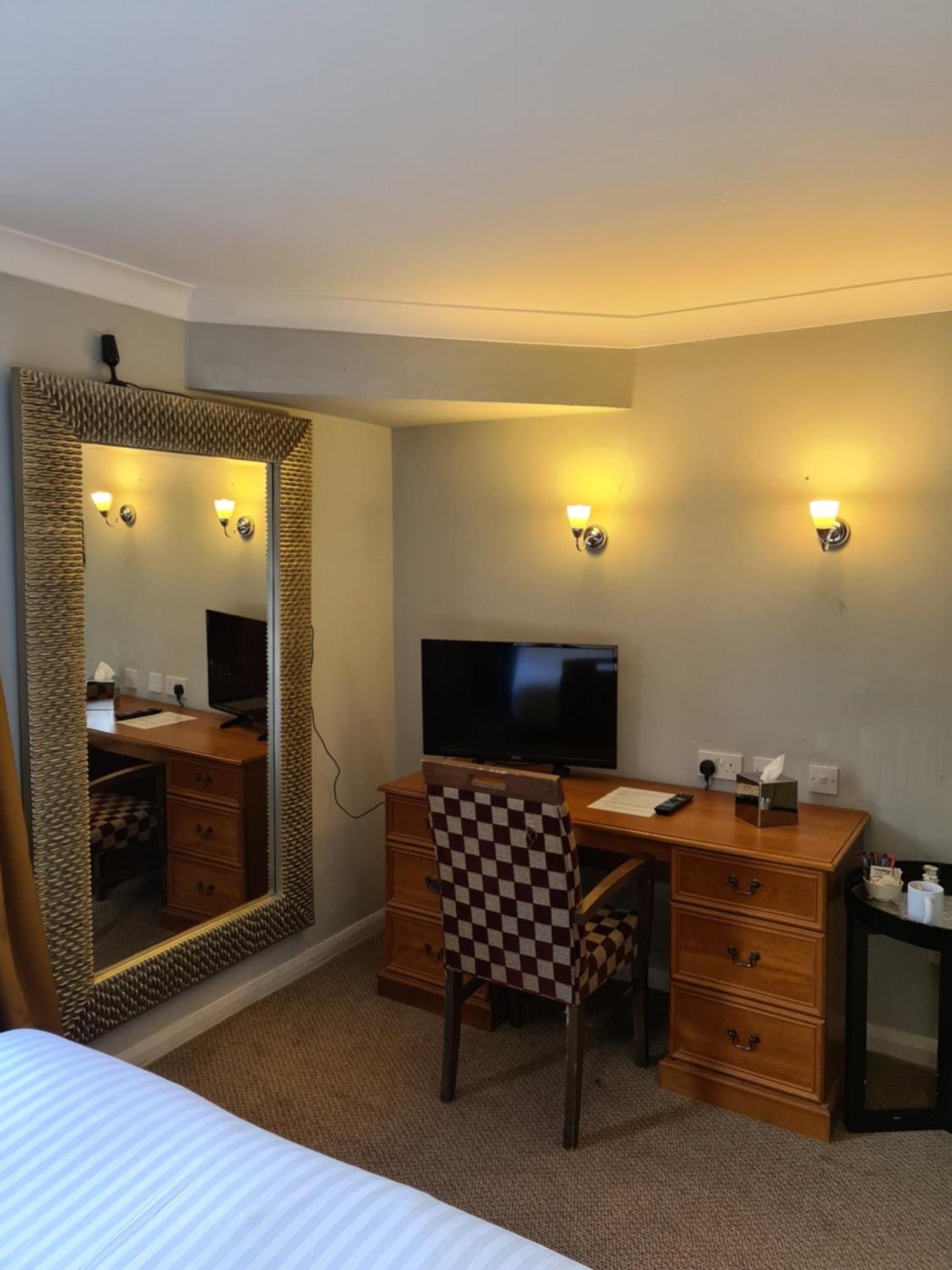 Barons Court Hotel Уолсолл Экстерьер фото