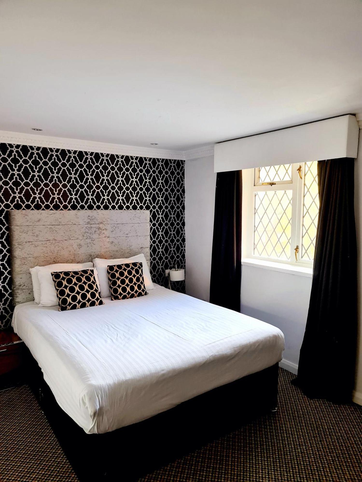 Barons Court Hotel Уолсолл Экстерьер фото