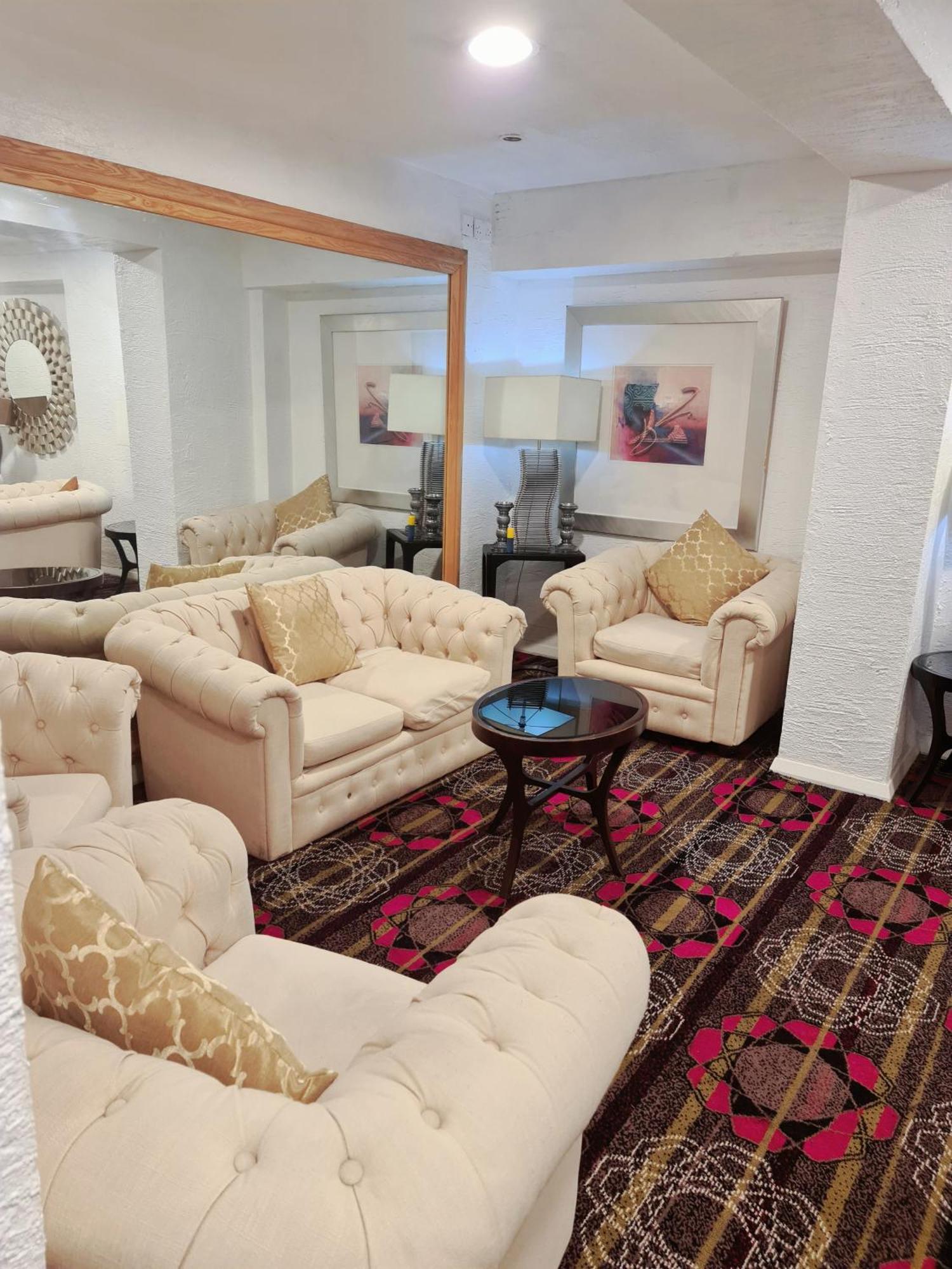 Barons Court Hotel Уолсолл Экстерьер фото