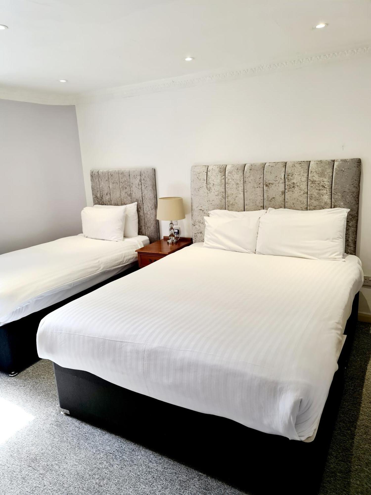 Barons Court Hotel Уолсолл Экстерьер фото