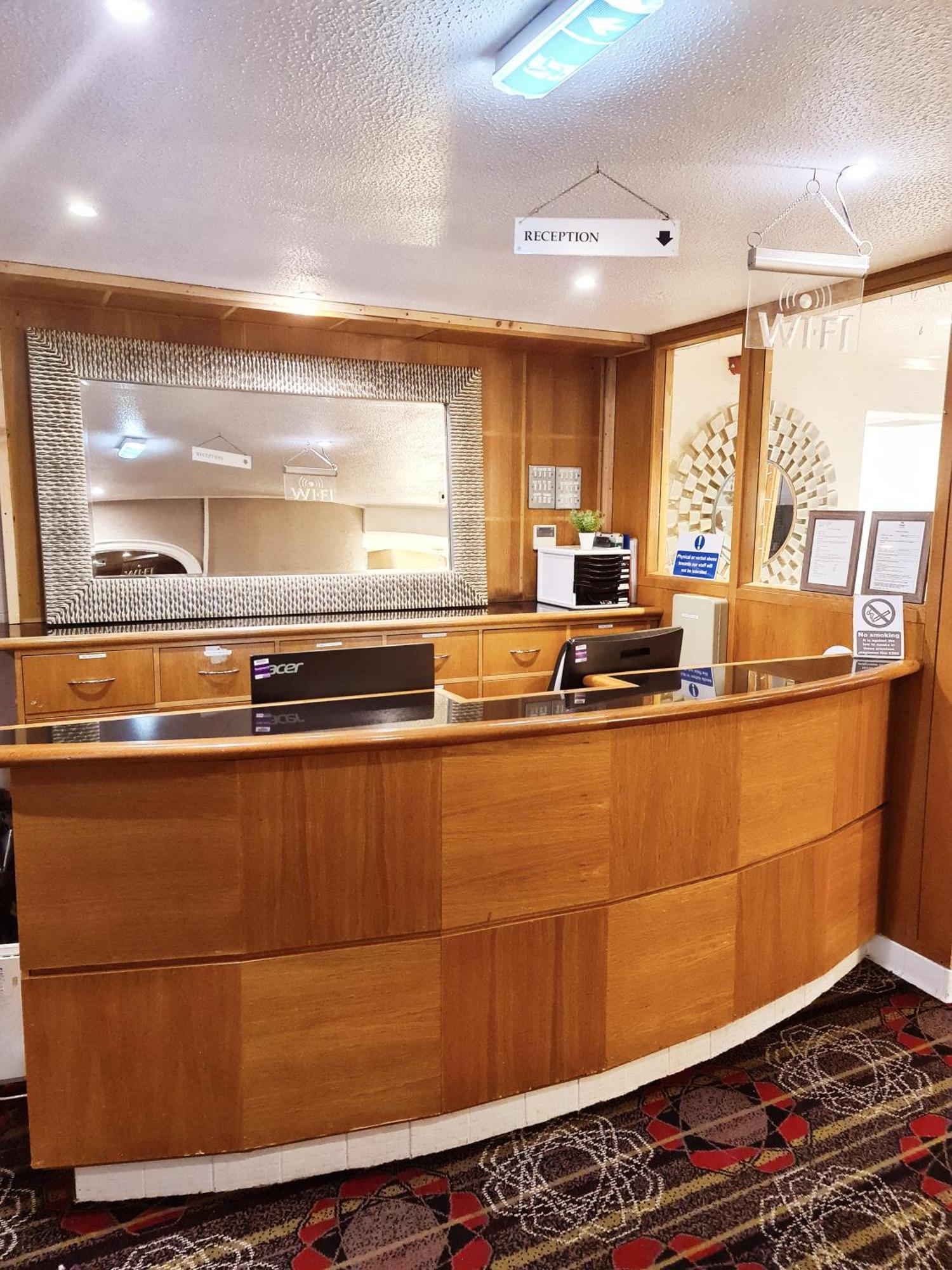 Barons Court Hotel Уолсолл Экстерьер фото