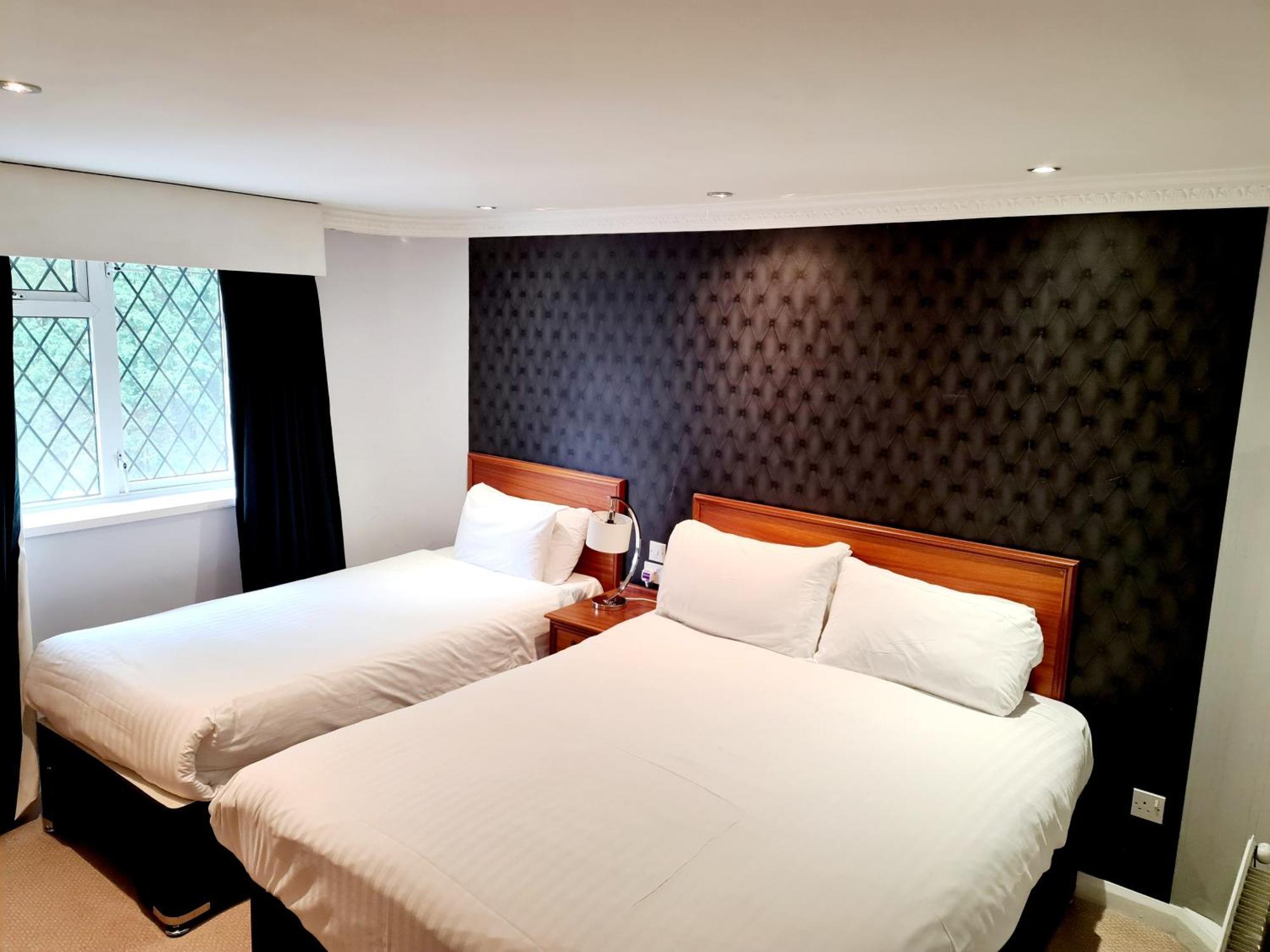 Barons Court Hotel Уолсолл Экстерьер фото