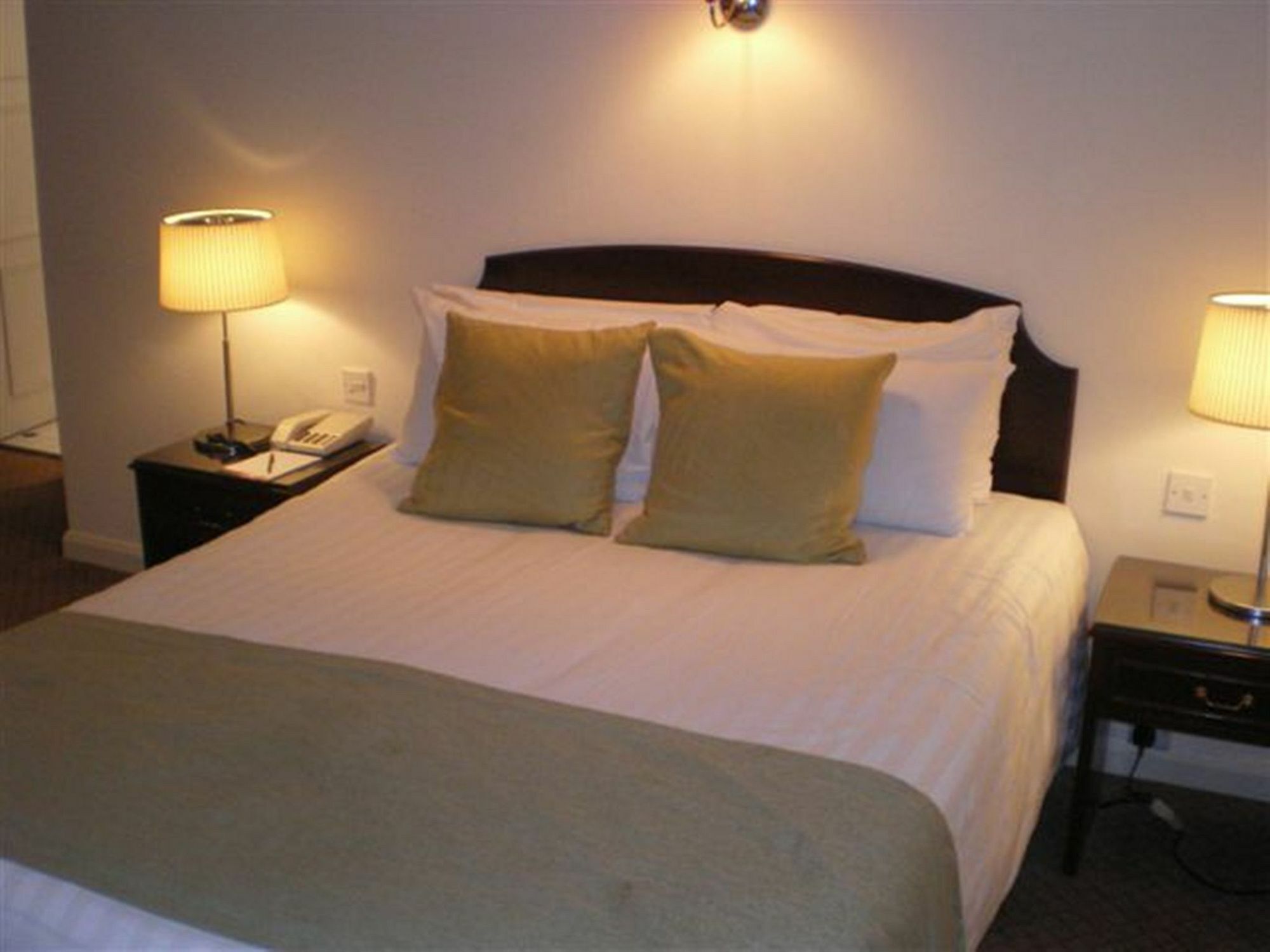 Barons Court Hotel Уолсолл Экстерьер фото