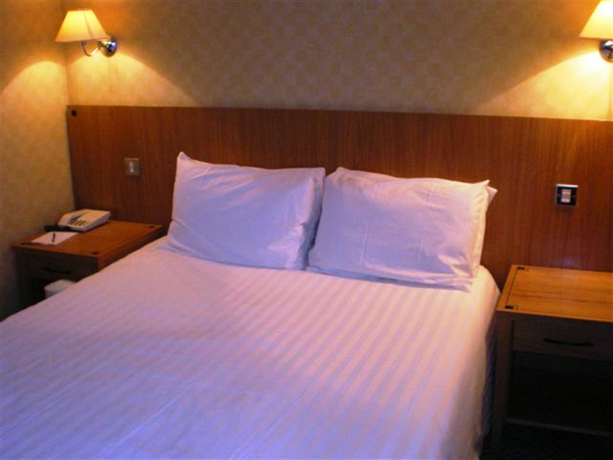 Barons Court Hotel Уолсолл Экстерьер фото