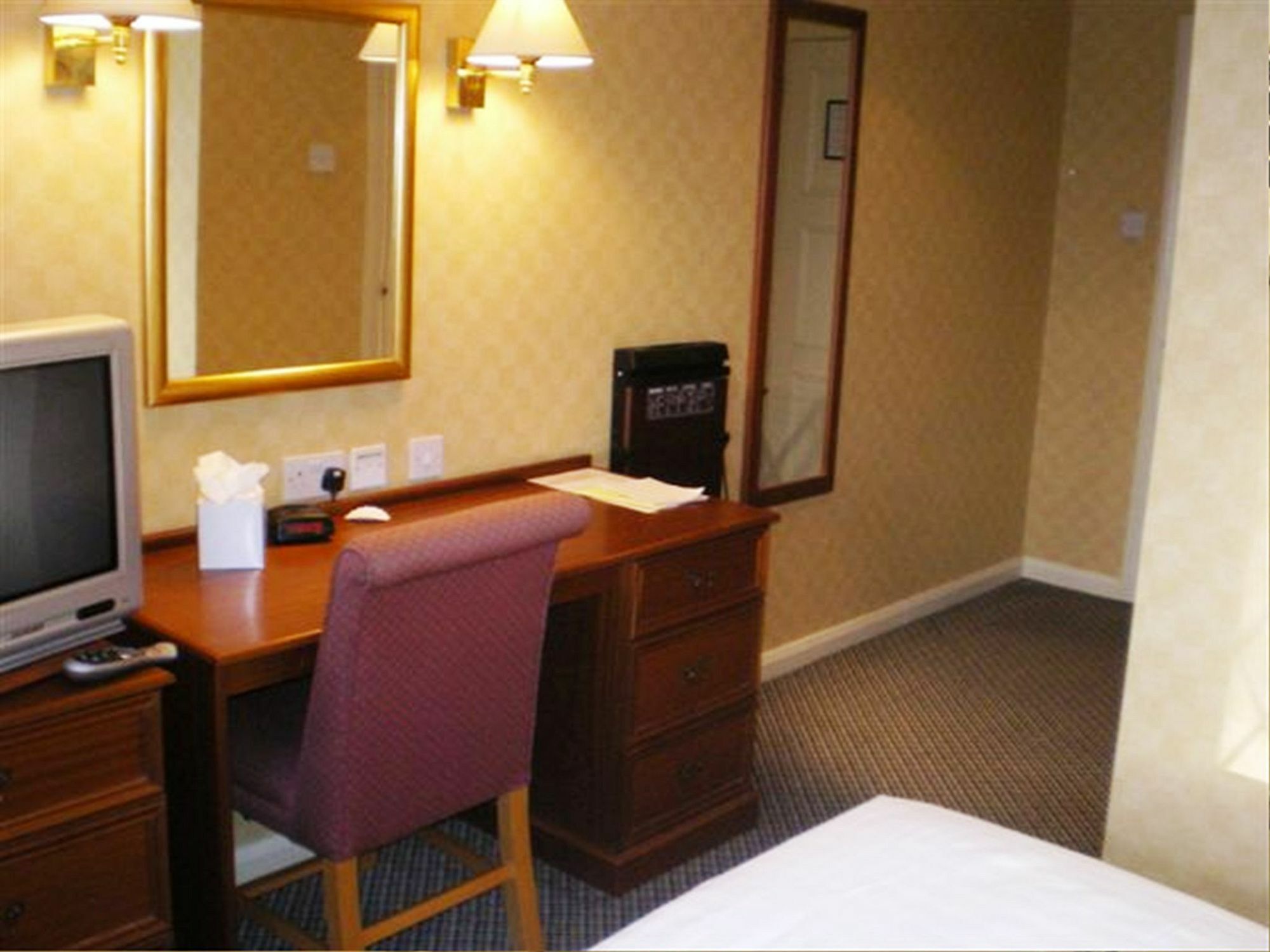Barons Court Hotel Уолсолл Экстерьер фото
